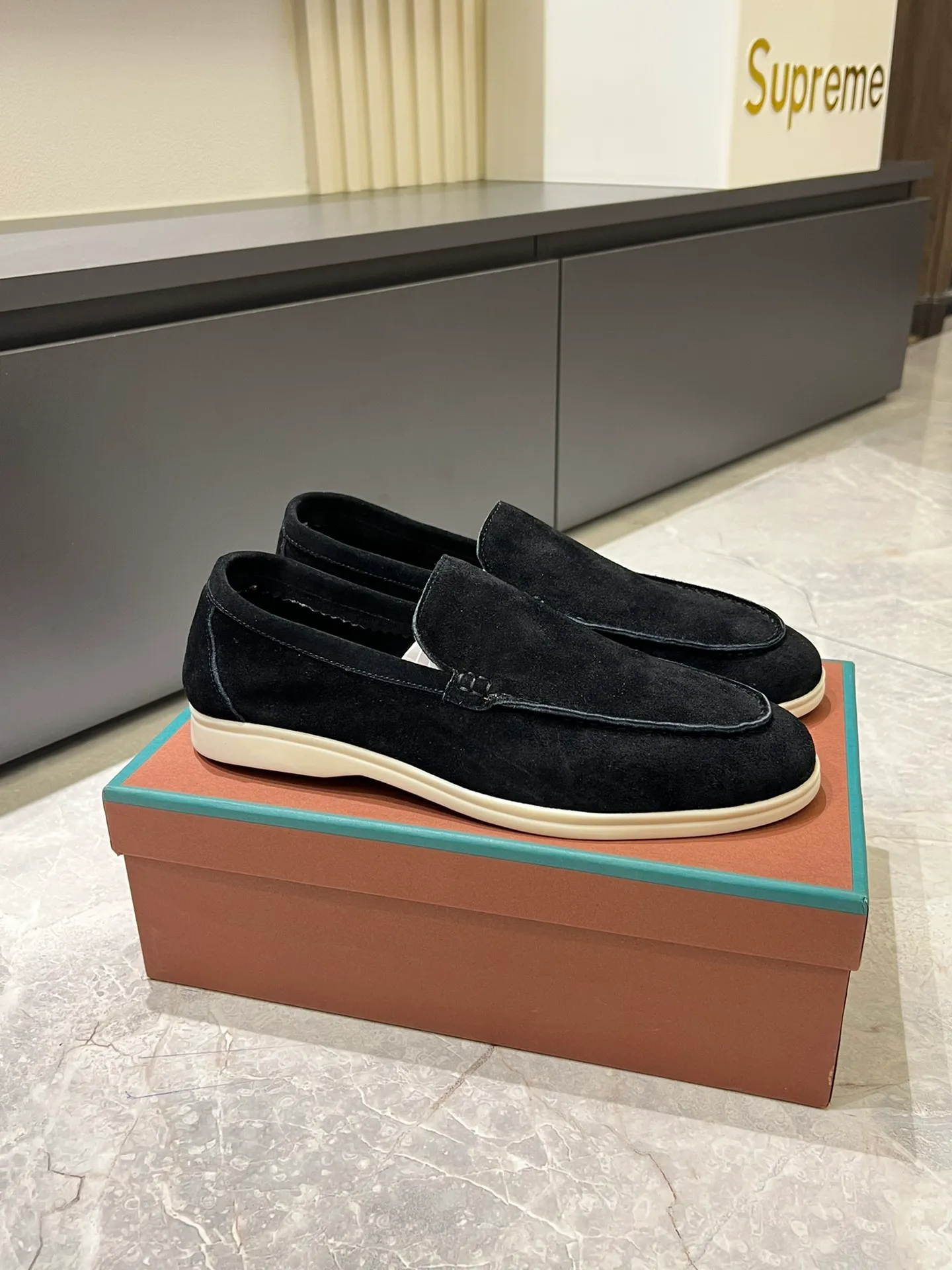 Men's shoes 💰p360 "Loro men's shoes 💰pian'*" Classic L men's shoes for couples 💰p Top version British flat loafers, a must-have item in old money style, the minimalist design is eye-catching and durable, a plus point for dressing The soft foot feel and texture are outstanding. They don’t scratch your feet and are very nice. They are matched with soft and waxy soles. They can be worn daily for a long time without getting tired. They are easy to wear, versatile and classic items, with perfect foot feel and texture! Imported cashmere fabric, the lining is made of imported A-grade water-dyed cow lining, the top version of the genuine leather midsole is sewn with pure handmade mark thread! Size: Female 35-40 (34. Customized) Male 38-44 (45.46. Customized)